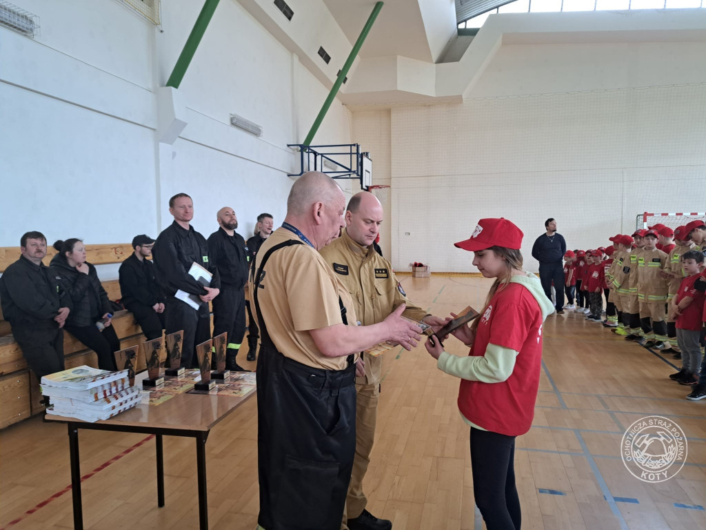 Bieg farmera z kanistrami, przerzucanie opony. Młodzi druhowie dali radę