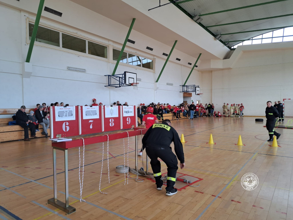 Bieg farmera z kanistrami, przerzucanie opony. Młodzi druhowie dali radę