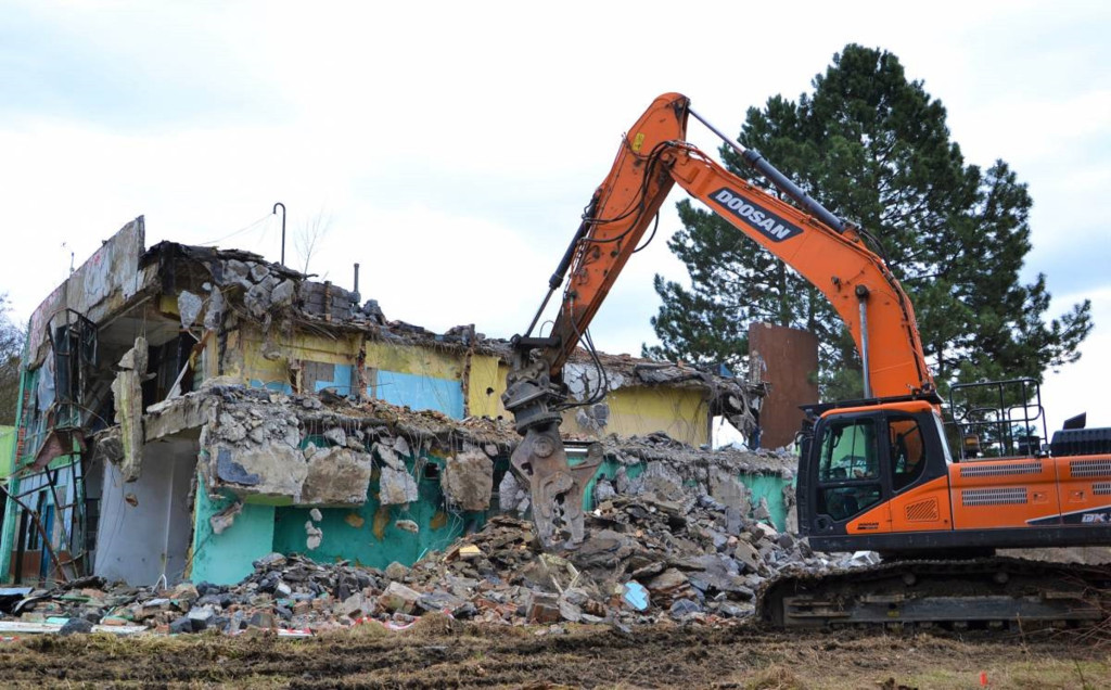 Rozpoczęło się wyburzanie kultowego kąpieliska