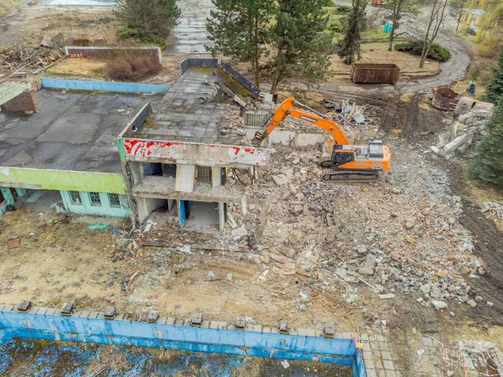 Rozpoczęło się wyburzanie kultowego kąpieliska