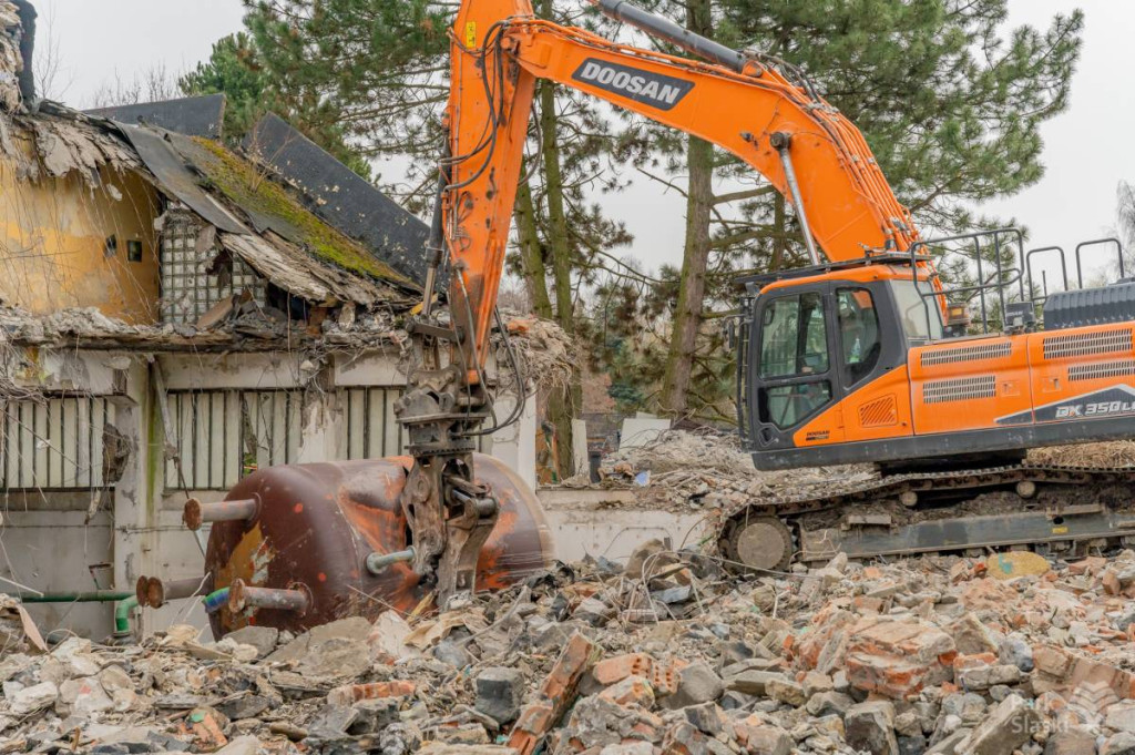 Rozpoczęło się wyburzanie kultowego kąpieliska