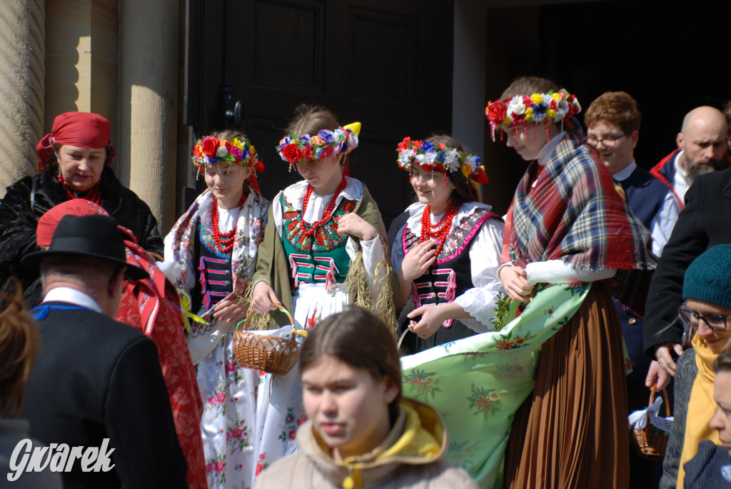 Bytom. Święcenie potraw w strojach rozbarskich