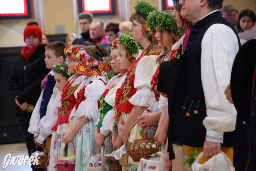 Bytom. Święcenie potraw w strojach rozbarskich