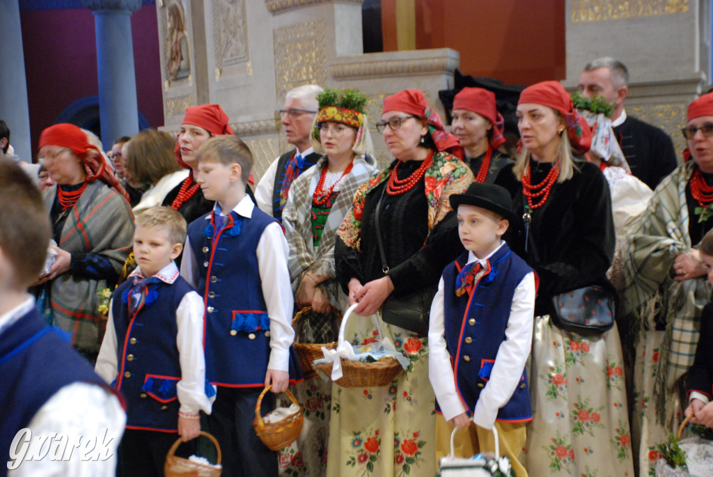 Bytom. Święcenie potraw w strojach rozbarskich