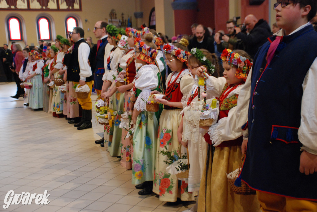 Bytom. Święcenie potraw w strojach rozbarskich