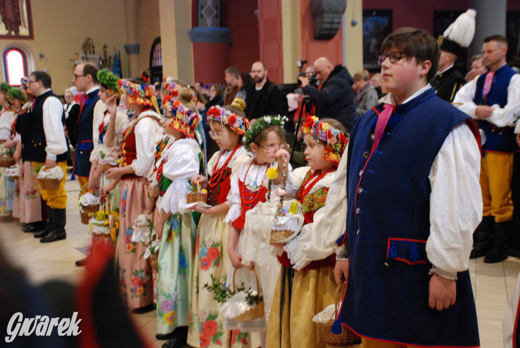 Bytom. Święcenie potraw w strojach rozbarskich