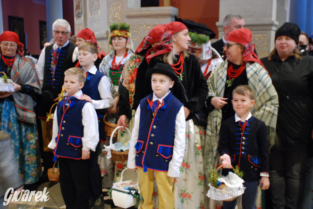 Bytom. Święcenie potraw w strojach rozbarskich