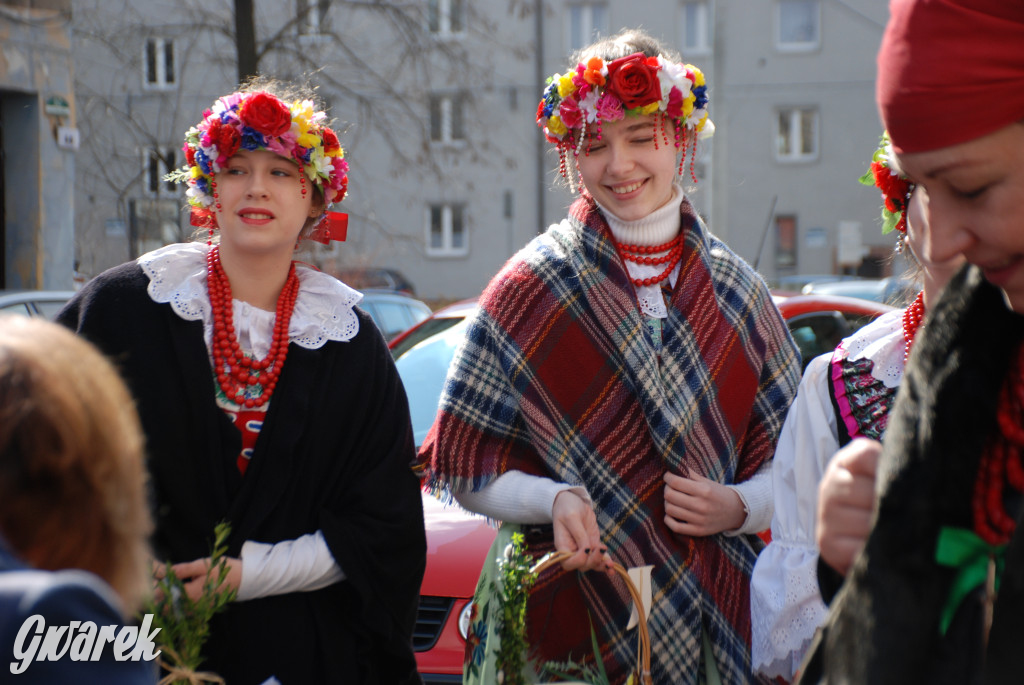 Bytom. Święcenie potraw w strojach rozbarskich