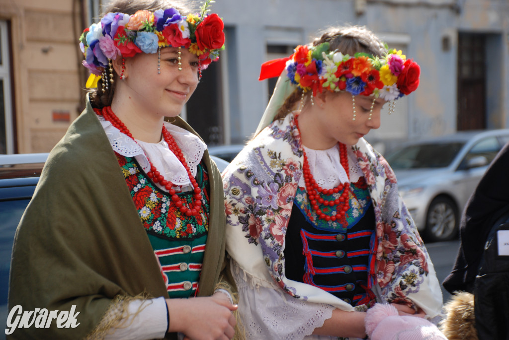 Bytom. Święcenie potraw w strojach rozbarskich