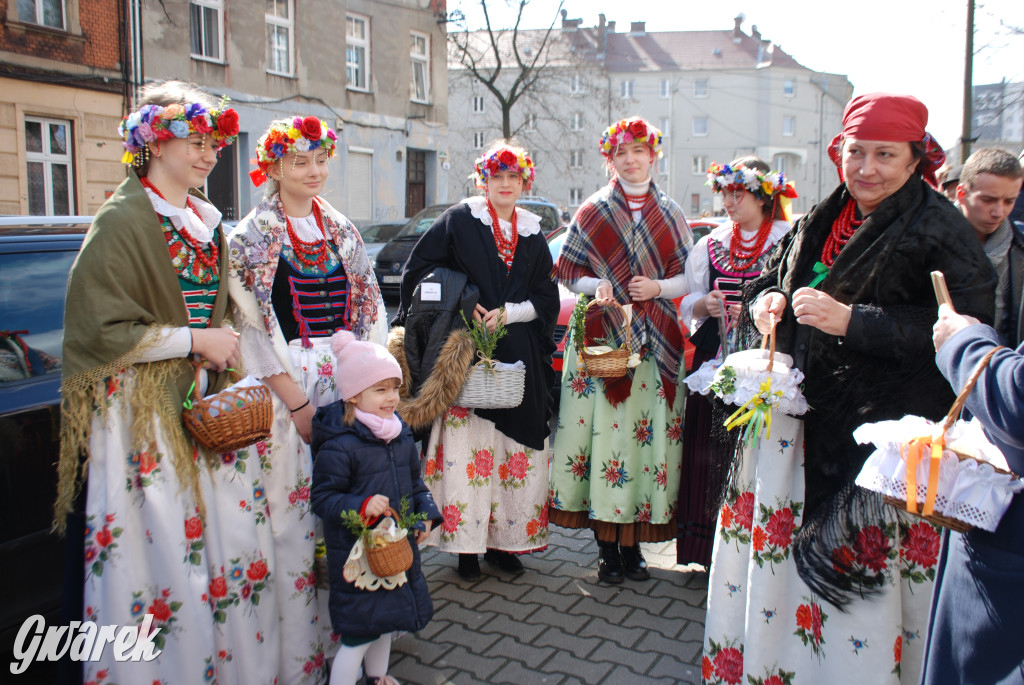 Bytom. Święcenie potraw w strojach rozbarskich