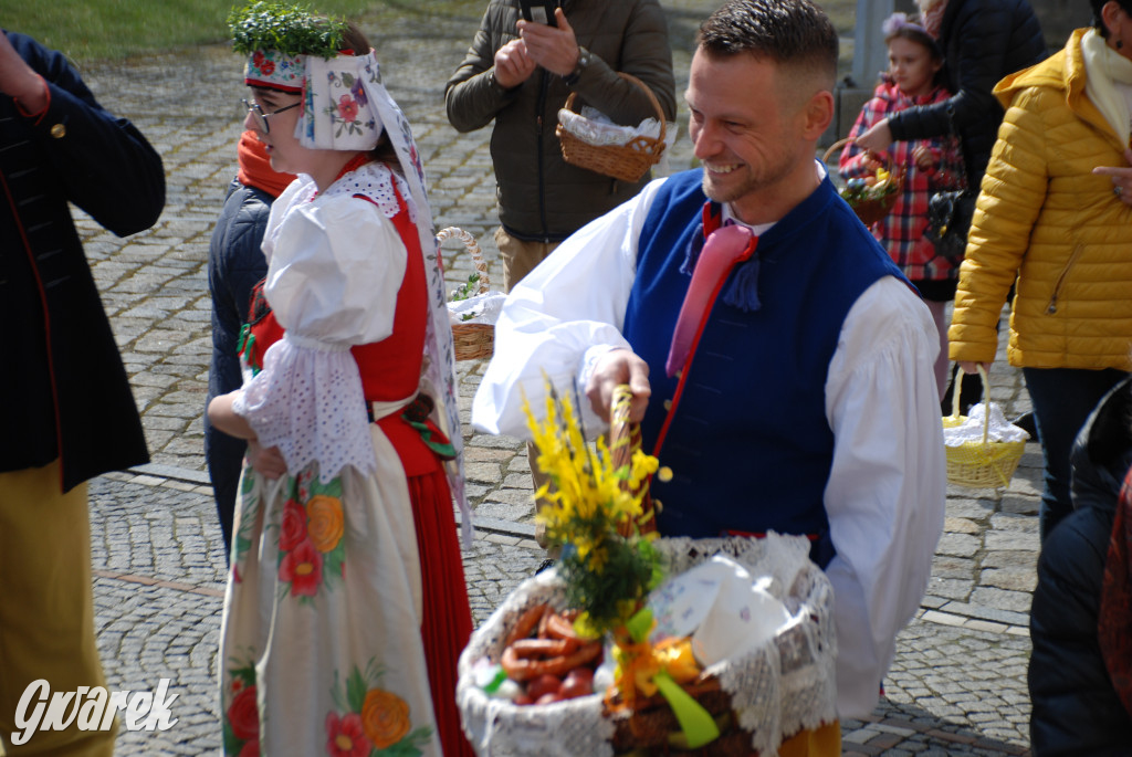 Bytom. Święcenie potraw w strojach rozbarskich