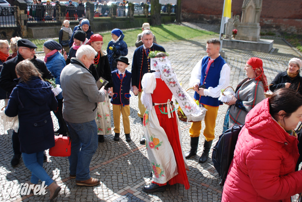 Bytom. Święcenie potraw w strojach rozbarskich