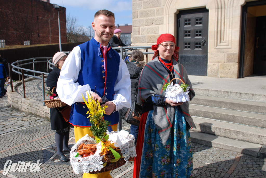 Bytom. Święcenie potraw w strojach rozbarskich