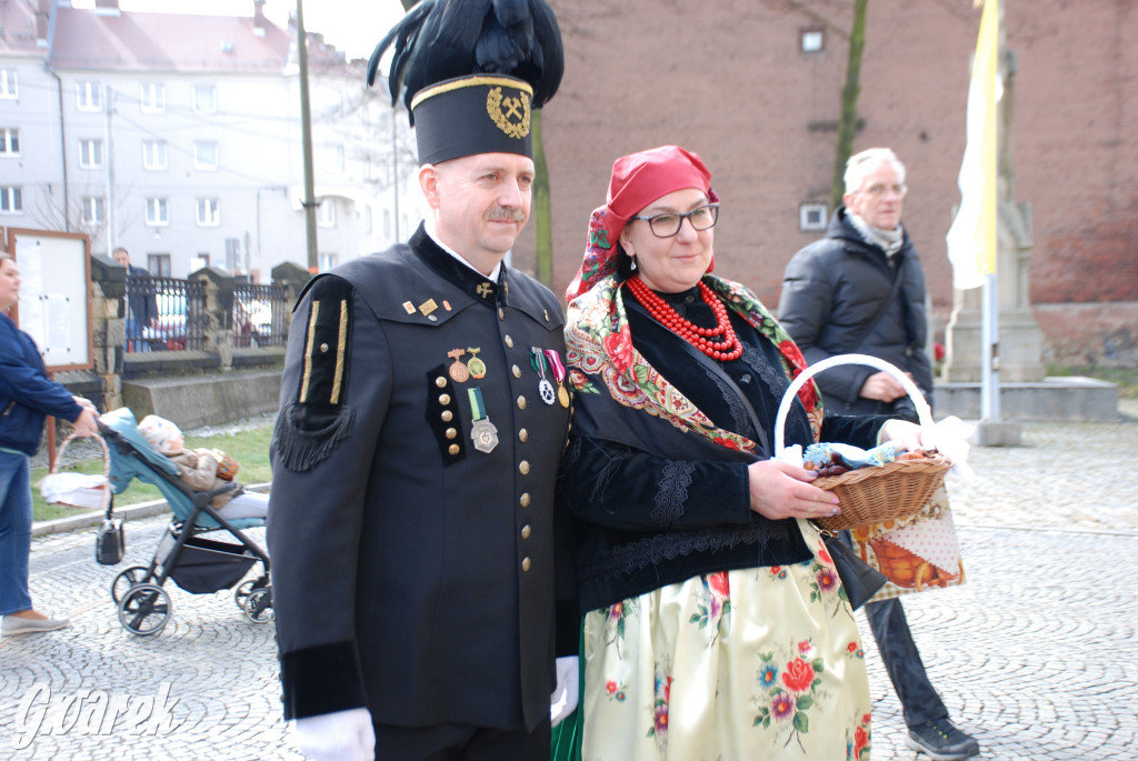 Bytom. Święcenie potraw w strojach rozbarskich