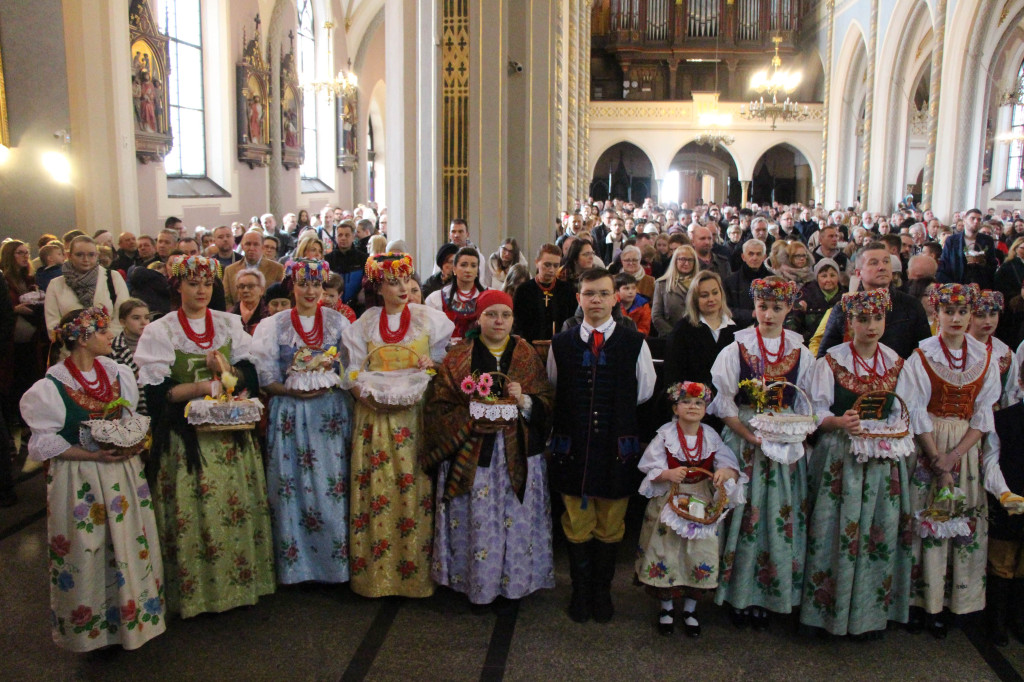 Radzionków. Święcenie pokarmów w śląskich strojach