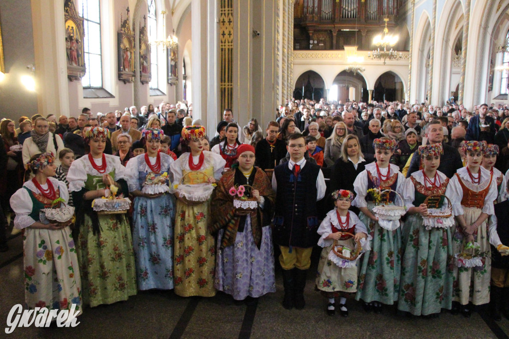 Radzionków. Święcenie pokarmów w śląskich strojach