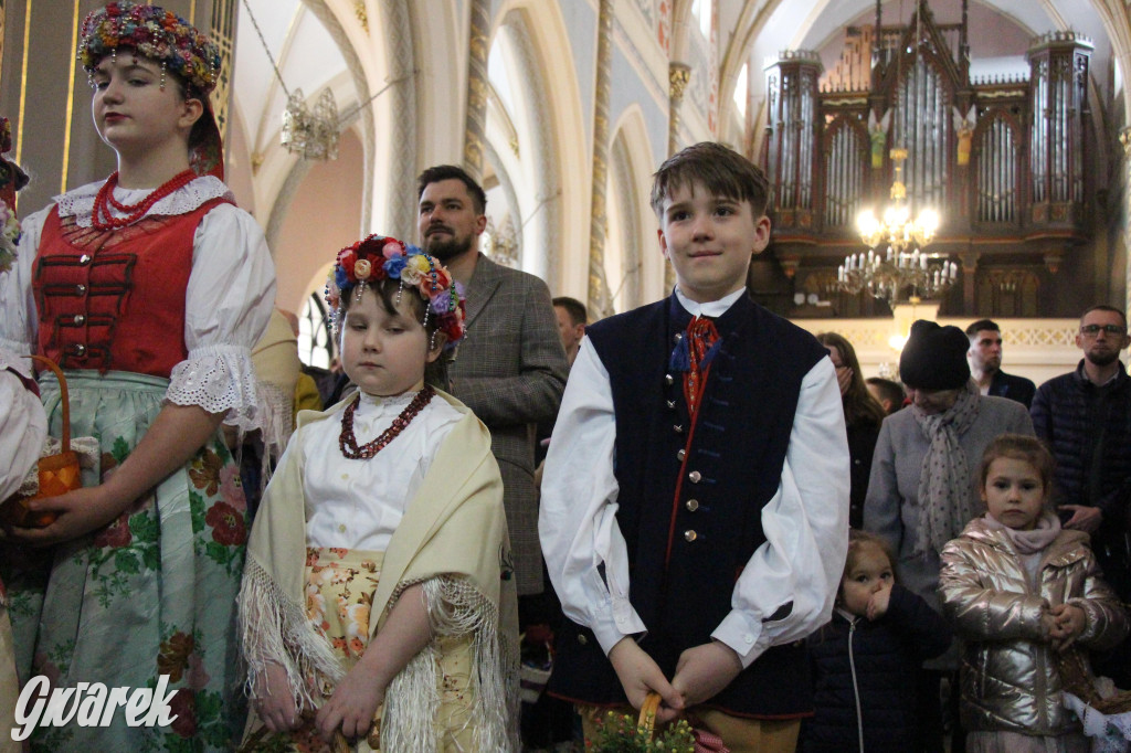 Radzionków. Święcenie pokarmów w śląskich strojach