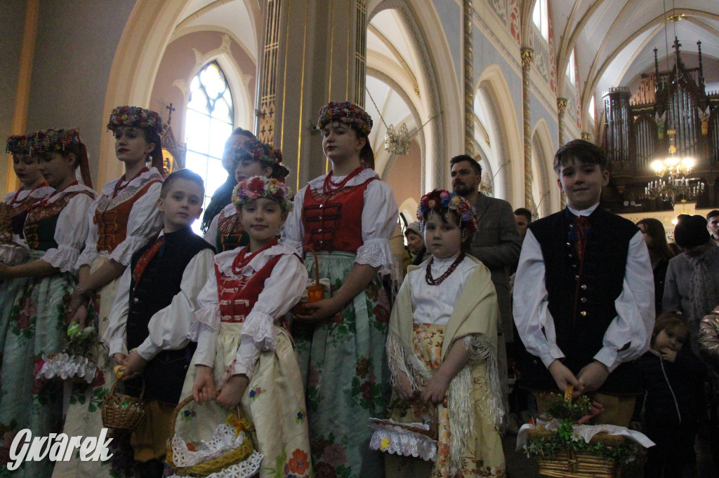 Radzionków. Święcenie pokarmów w śląskich strojach