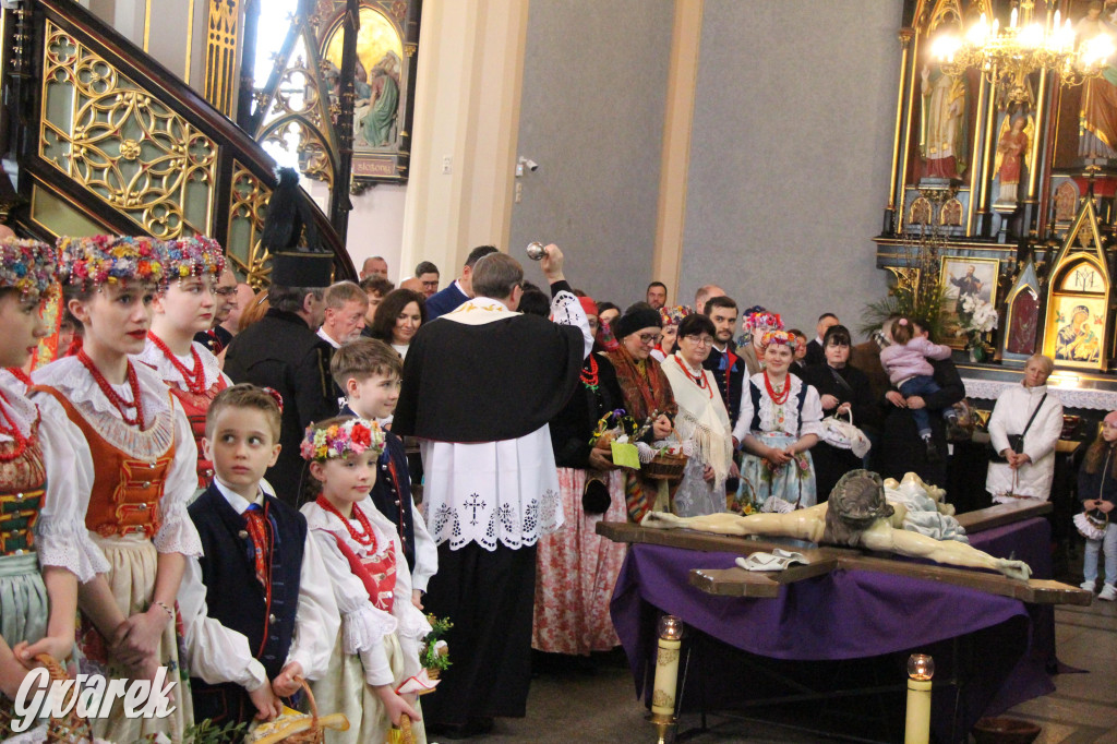 Radzionków. Święcenie pokarmów w śląskich strojach