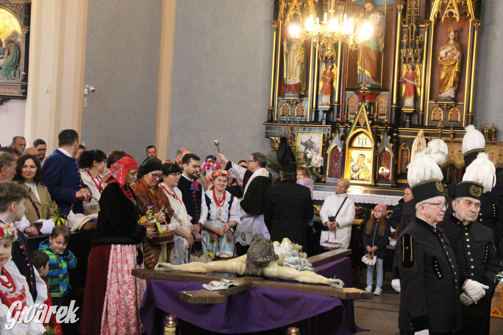 Radzionków. Święcenie pokarmów w śląskich strojach