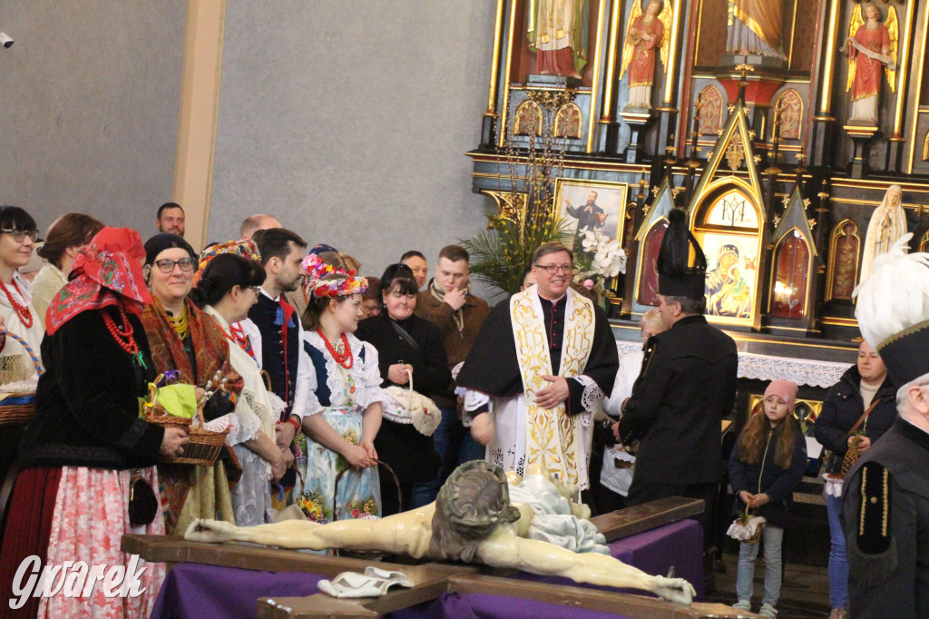 Radzionków. Święcenie pokarmów w śląskich strojach