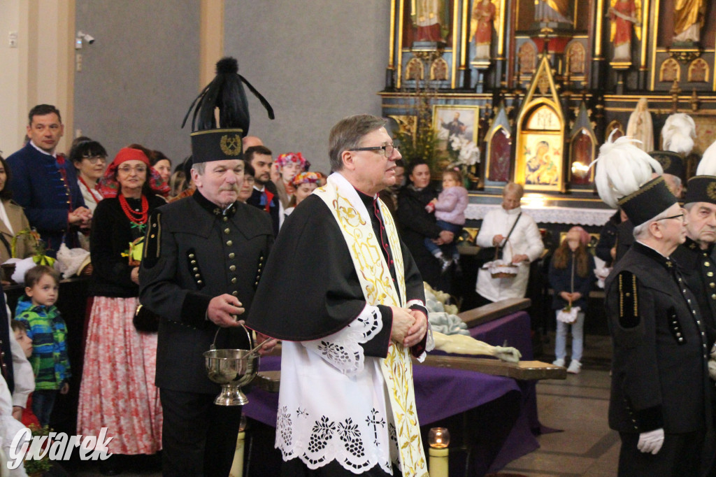 Radzionków. Święcenie pokarmów w śląskich strojach