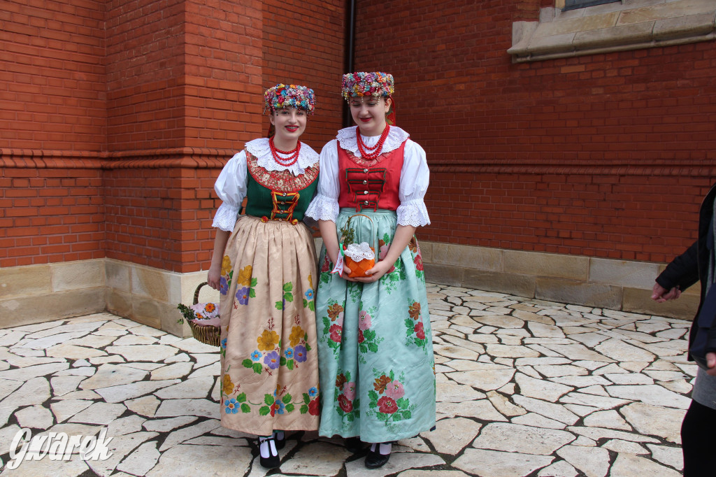 Radzionków. Święcenie pokarmów w śląskich strojach