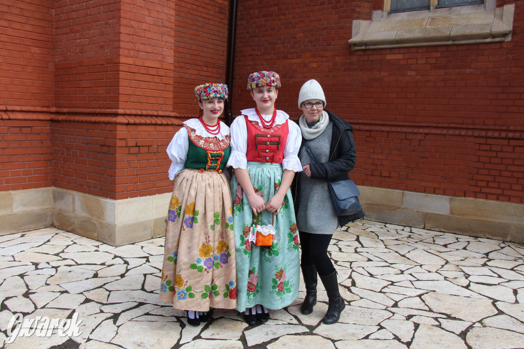 Radzionków. Święcenie pokarmów w śląskich strojach