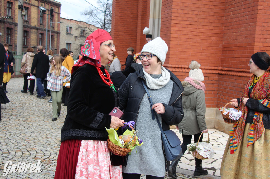 Radzionków. Święcenie pokarmów w śląskich strojach