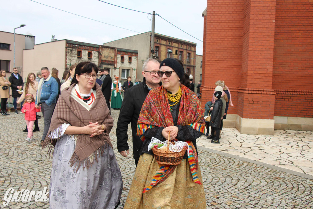 Radzionków. Święcenie pokarmów w śląskich strojach