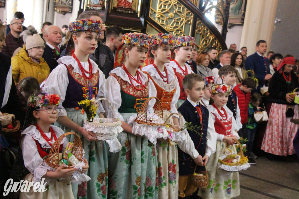 Radzionków. Święcenie pokarmów w śląskich strojach