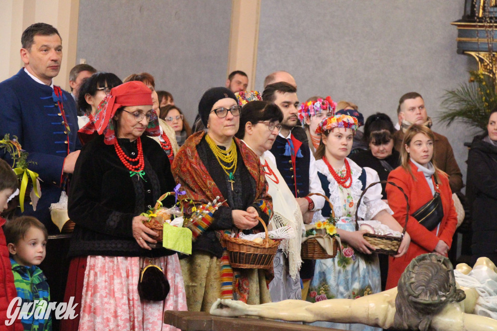 Radzionków. Święcenie pokarmów w śląskich strojach