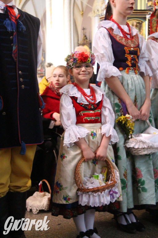 Radzionków. Święcenie pokarmów w śląskich strojach