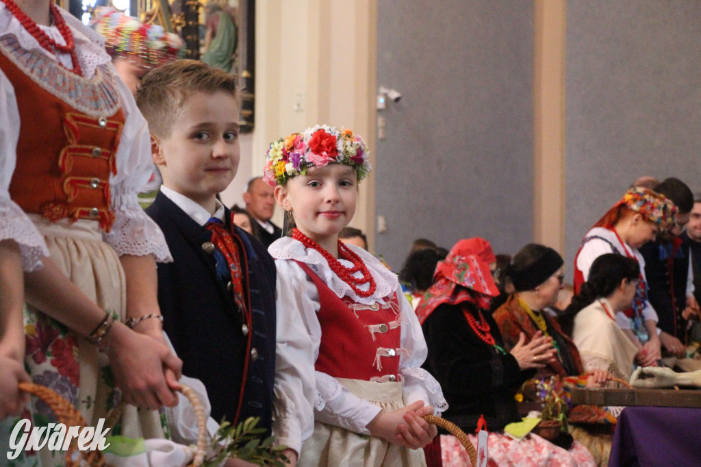 Radzionków. Święcenie pokarmów w śląskich strojach