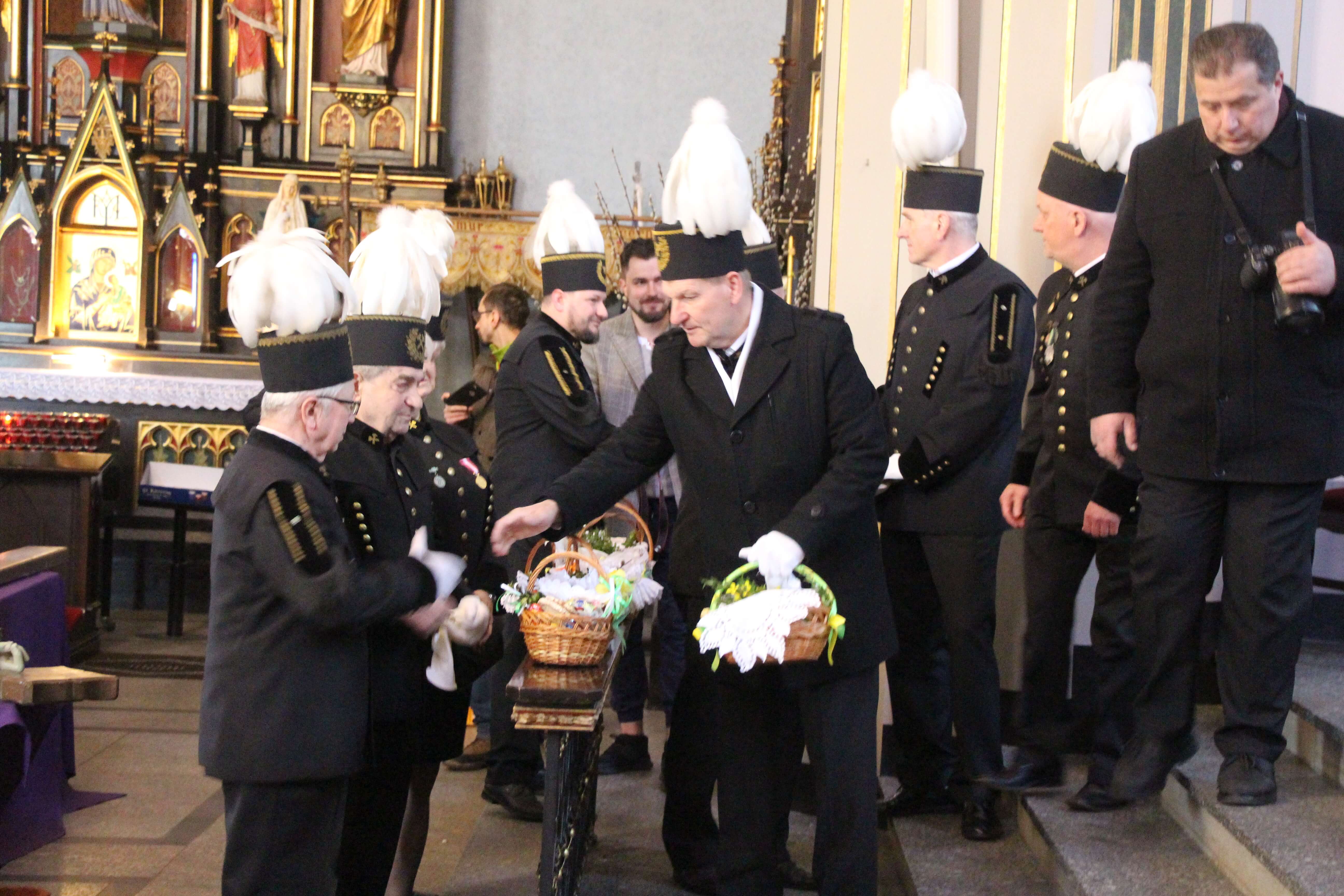 Radzionków. Święcenie pokarmów w śląskich strojach