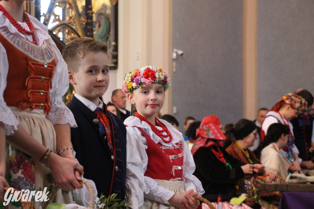 Radzionków. Święcenie pokarmów w śląskich strojach