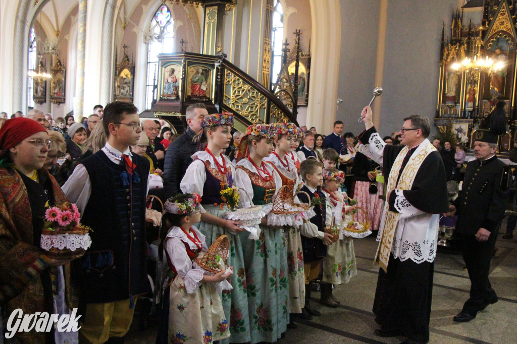 Radzionków. Święcenie pokarmów w śląskich strojach