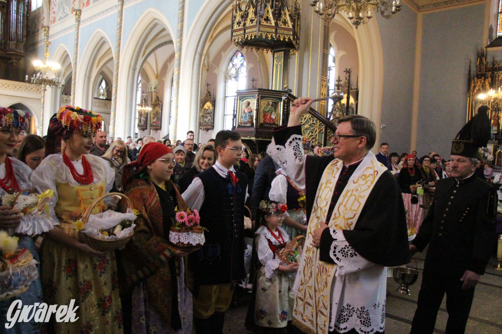 Radzionków. Święcenie pokarmów w śląskich strojach