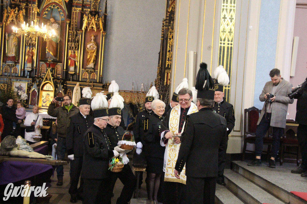 Radzionków. Święcenie pokarmów w śląskich strojach