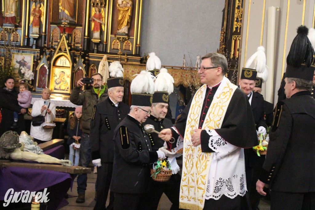 Radzionków. Święcenie pokarmów w śląskich strojach