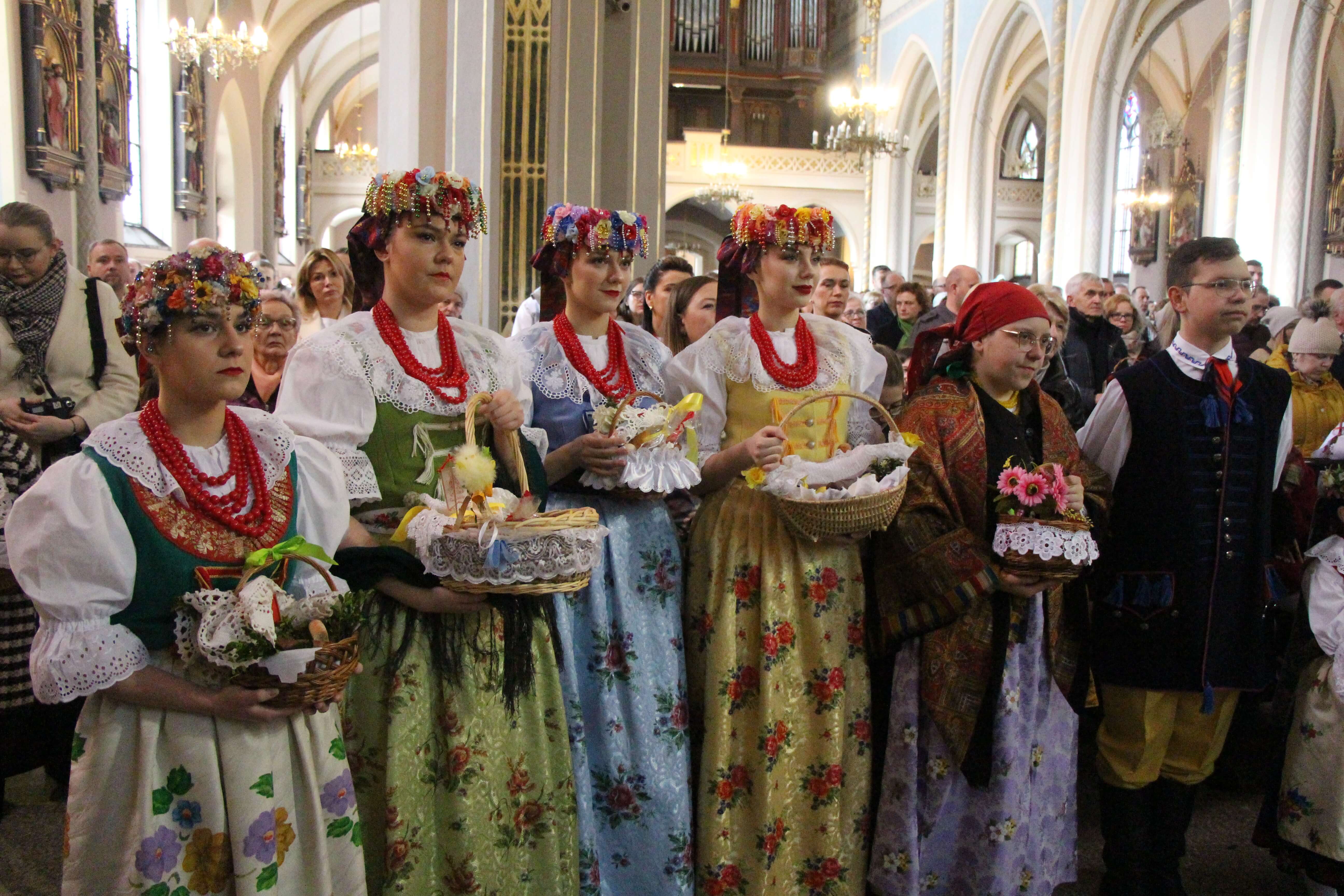 Radzionków. Święcenie pokarmów w śląskich strojach