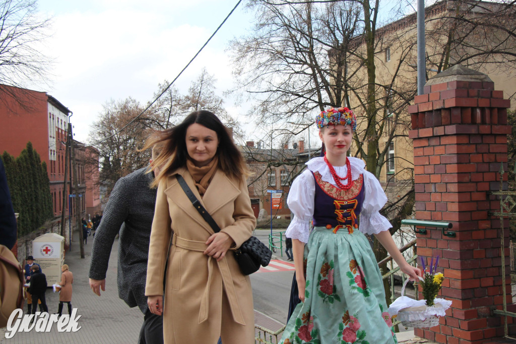 Radzionków. Święcenie pokarmów w śląskich strojach