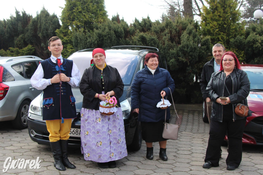 Radzionków. Święcenie pokarmów w śląskich strojach