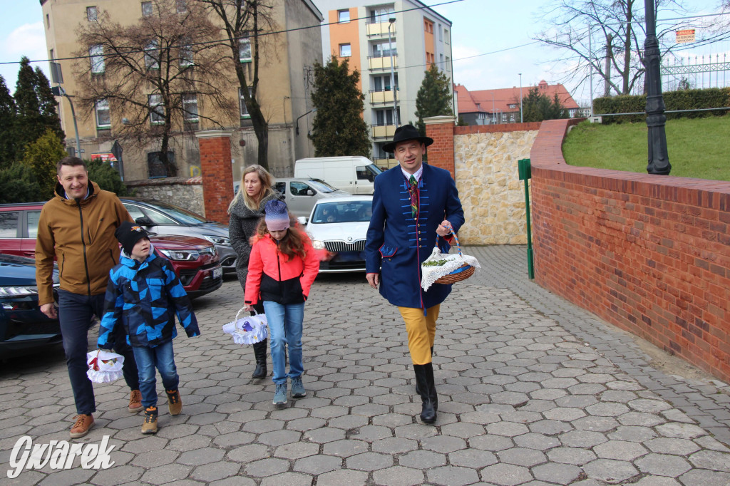 Radzionków. Święcenie pokarmów w śląskich strojach