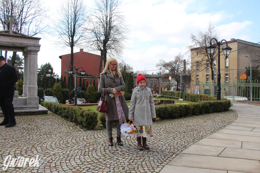 Radzionków. Święcenie pokarmów w śląskich strojach