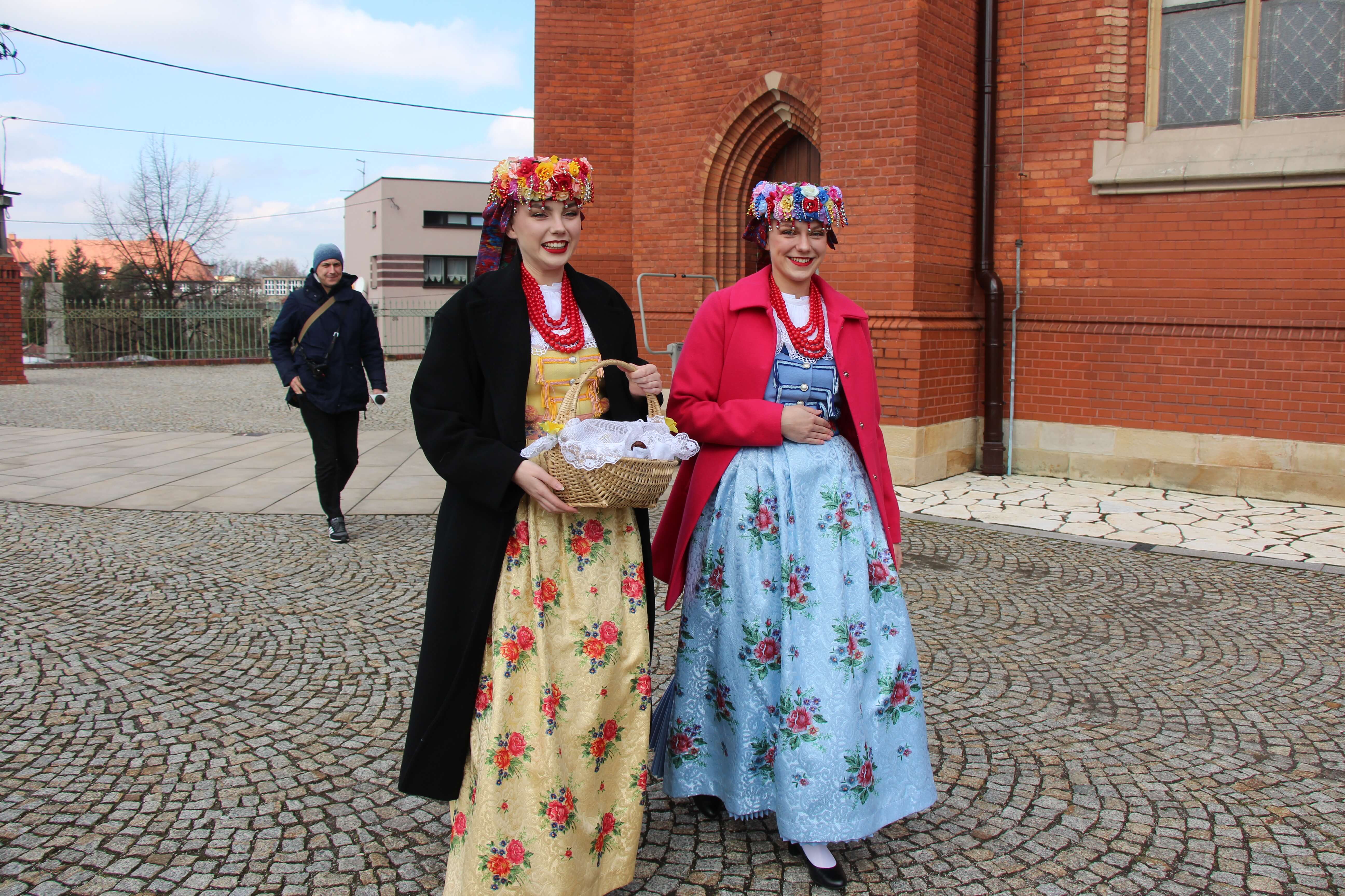 Radzionków. Święcenie pokarmów w śląskich strojach