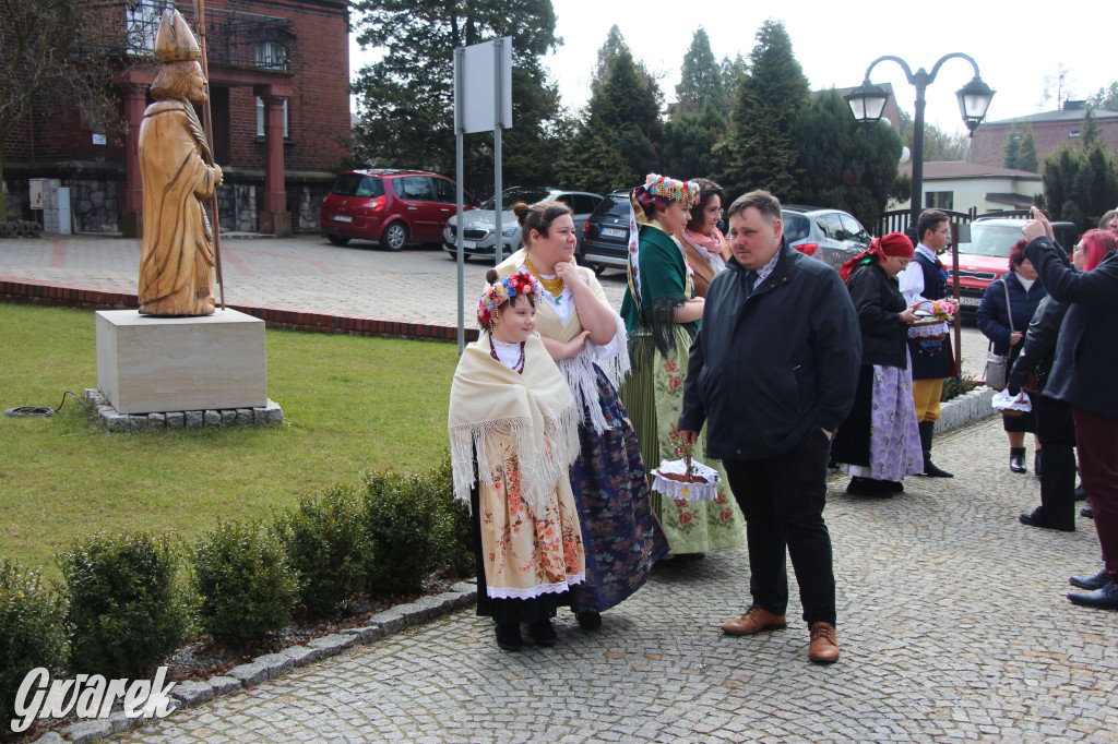 Radzionków. Święcenie pokarmów w śląskich strojach