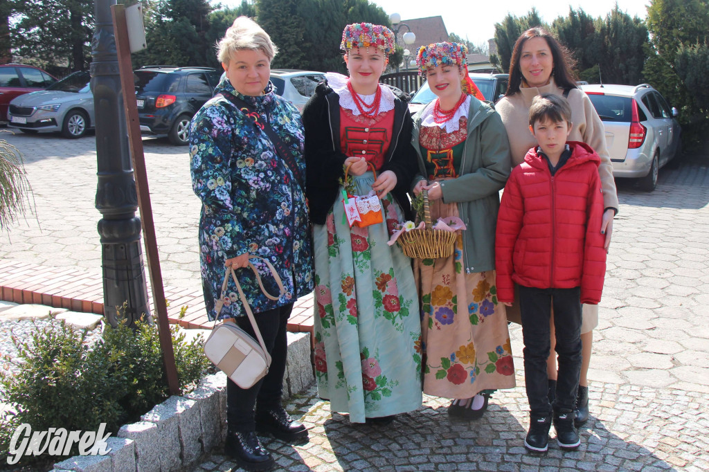 Radzionków. Święcenie pokarmów w śląskich strojach