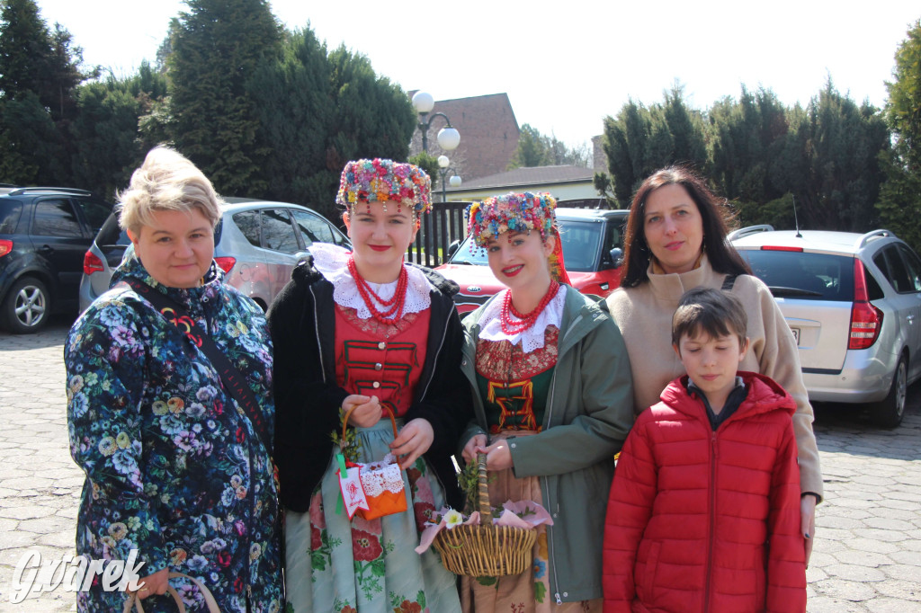 Radzionków. Święcenie pokarmów w śląskich strojach