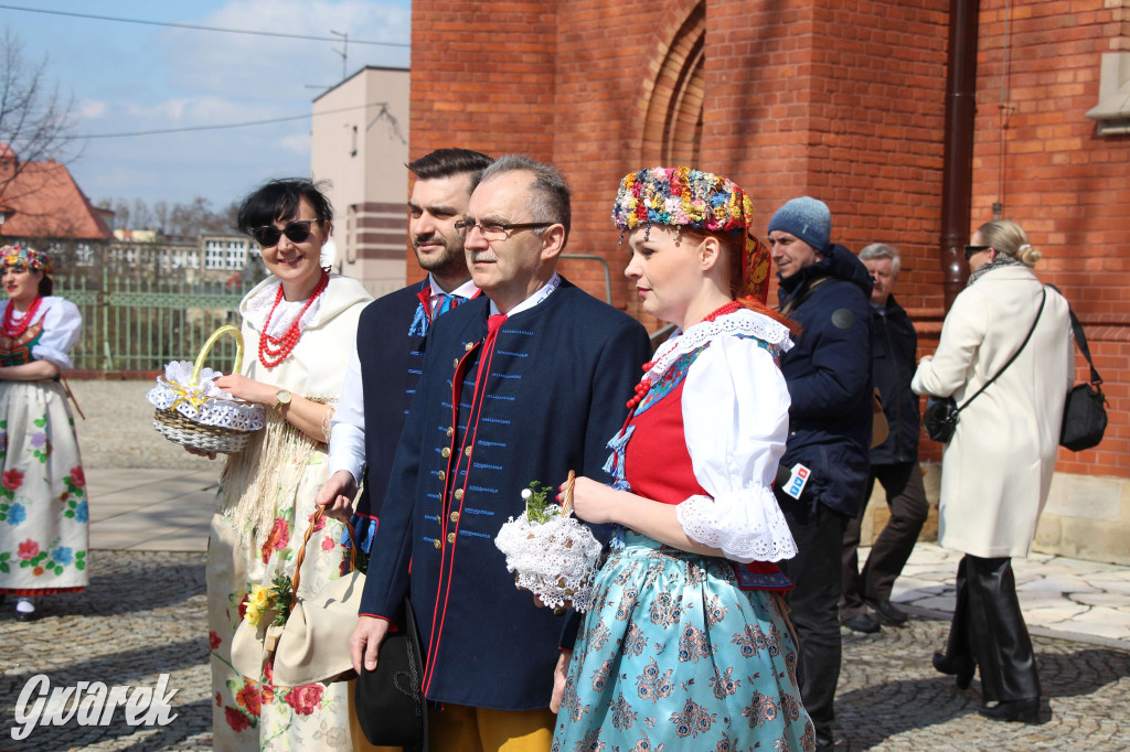 Radzionków. Święcenie pokarmów w śląskich strojach